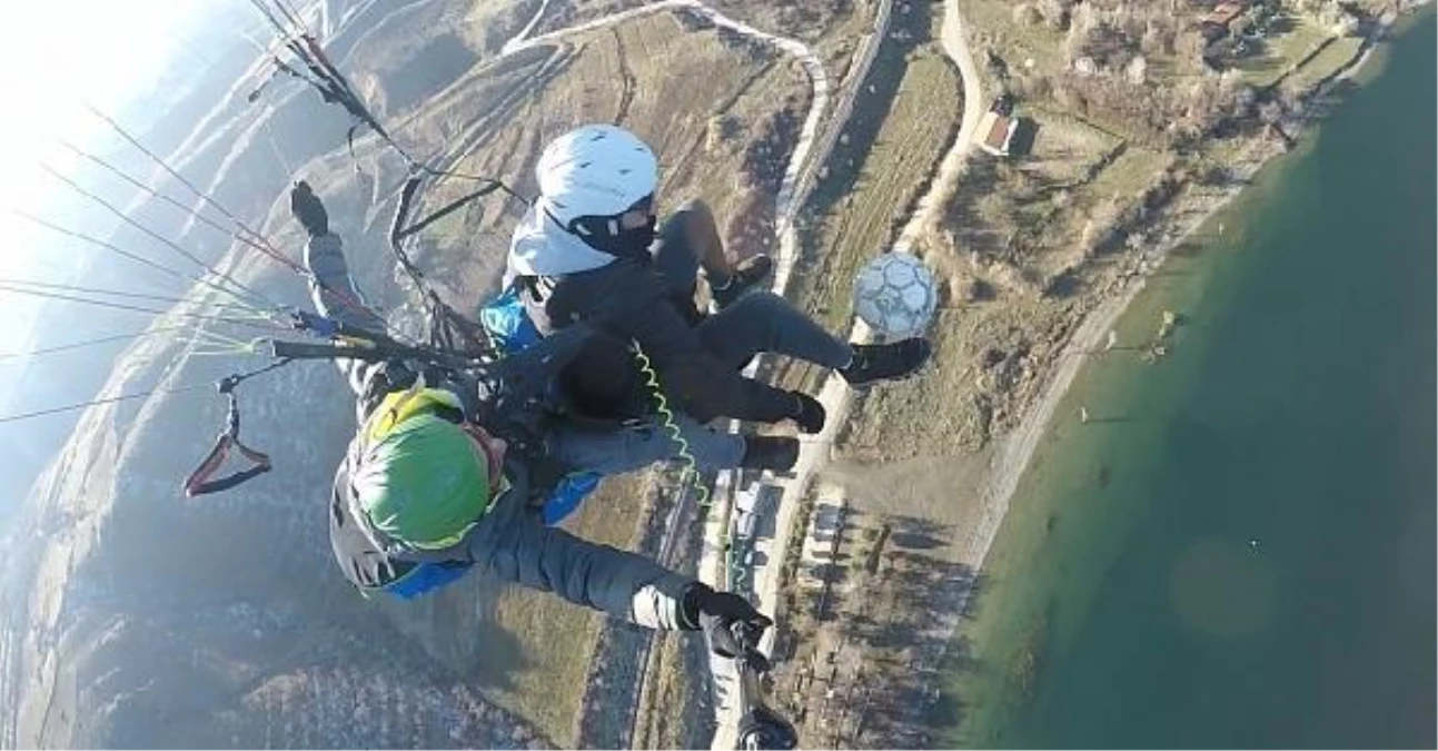 Yamaç paraşütü yaparken havada top sektirdi