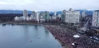 Yılın ilk gününde buz gibi soğuk suya atladılar
