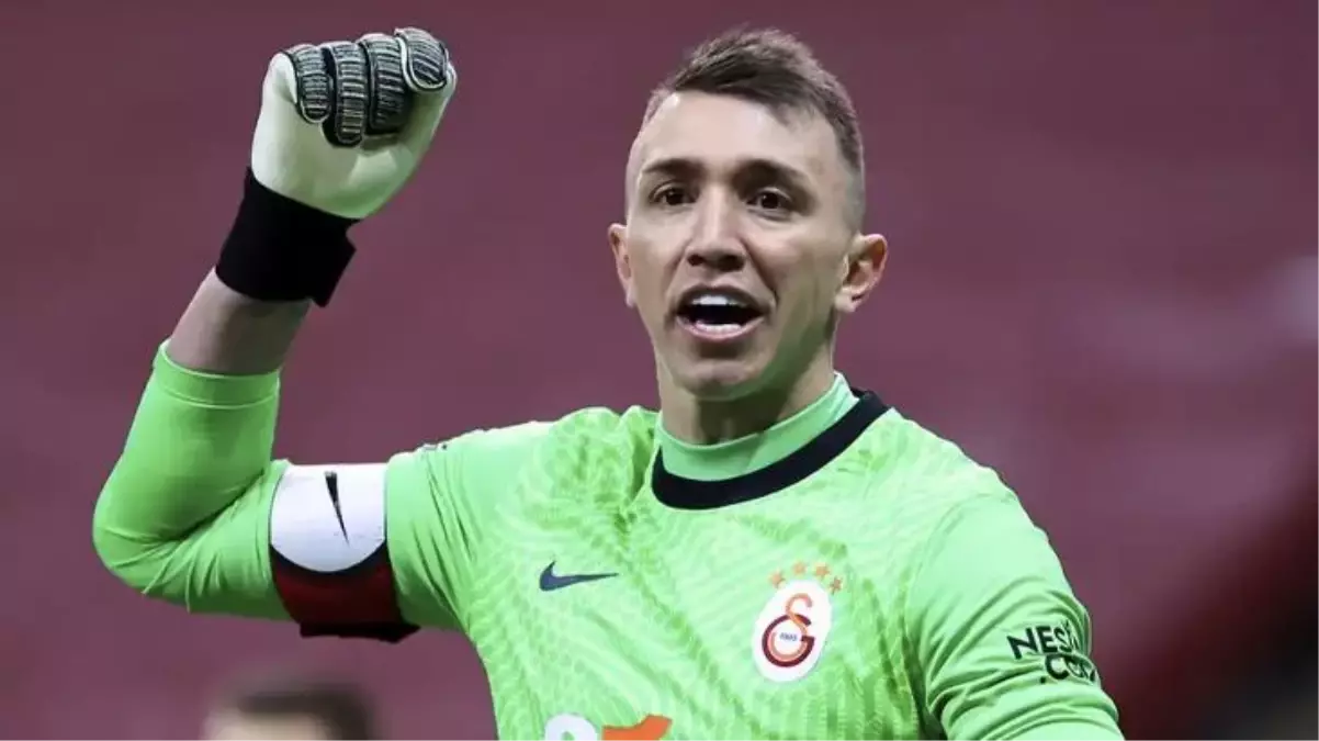 Yıllar sonra tarzında değişikliğe gitti! Saçını boyatan Muslera\'ya beğeni yorumları yağdı