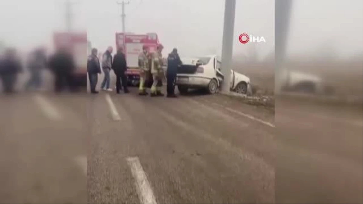 Yoğun sis nedeniyle kontrolden çıkıp direğe çarpan otomobilde sıkışan sürücü hayatını kaybetti
