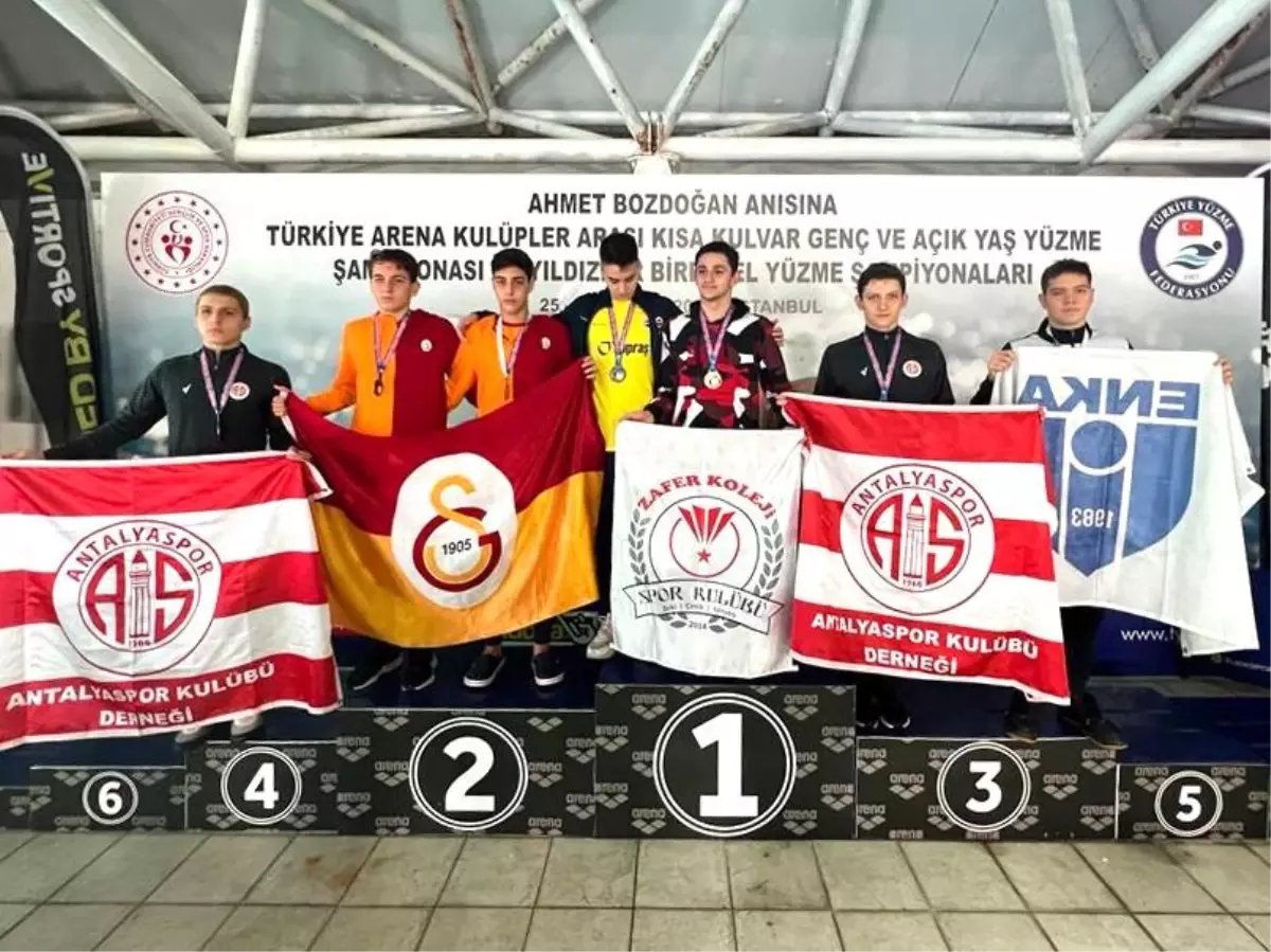 Yüzücüler Antalyaspor bayrağını kürsüye taşıdı