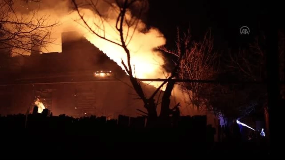 Bahmut'ta yerleşim yerine isabet eden füze, yangına neden oldu