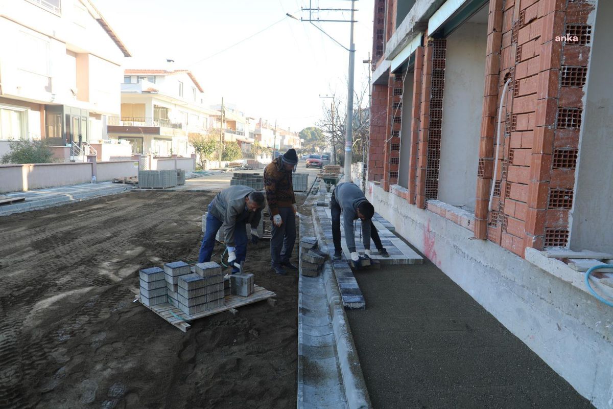 Burhaniye\'de Yol Yapım Çalışmaları Devam Ediyor