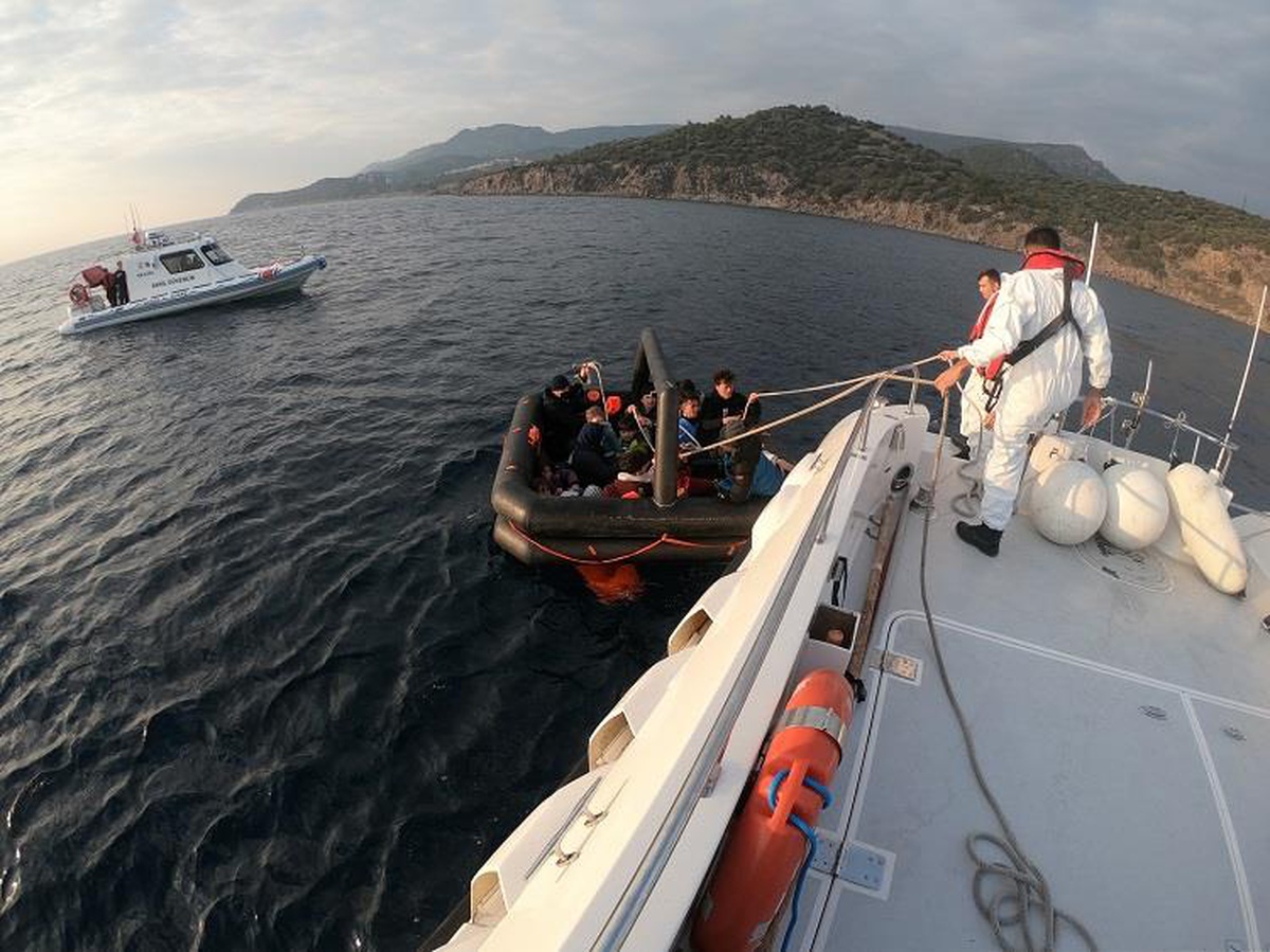 Çanakkale açıklarında düzensiz göçmen operasyonları