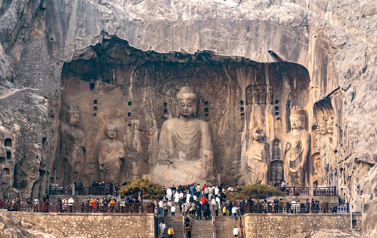 Çin\'deki Longmen Mağaraları Yılbaşı Tatilinde Turistlerin İlgi Odağı Oldu