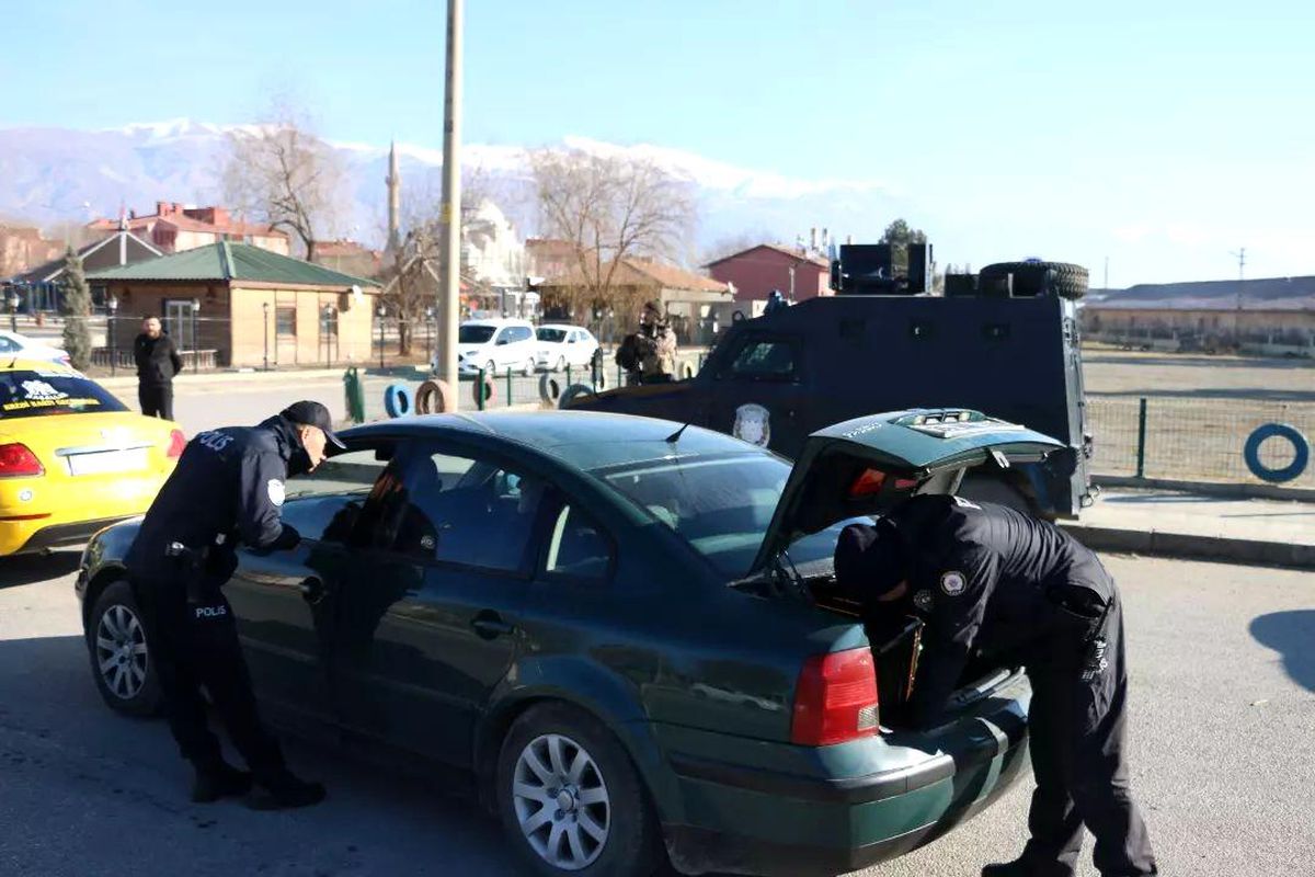 Erzincan\'da çeşitli suçlardan aranan 63 kişi ve 56 kaçak göçmen yakalandı