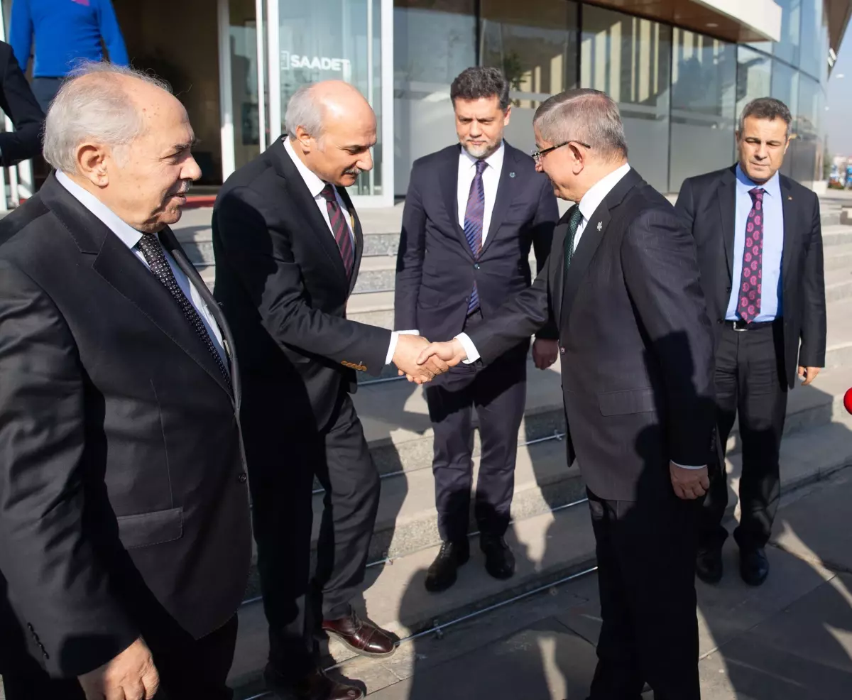 Gelecek Partisi Genel Başkanı Davutoğlu, Saadet Partisi Genel Başkanı Karamollaoğlu\'nu ziyaret etti