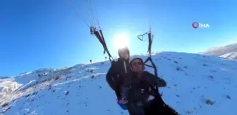 Hazarbaba Dağı'nda göl manzarası eşliğinde yamaç paraşütü keyfi