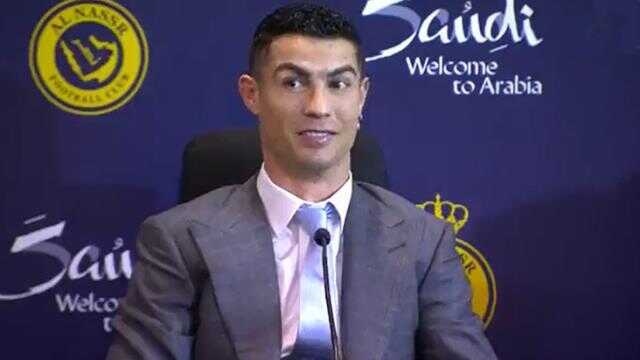 İmza töreninde muhabirin çıkardığı sesi duyan Ronaldo neye uğradığını şaşırdı İmza töreninde muhabirin çıkardığı sesi duyan Ronaldo neye uğradığını şaşırdı