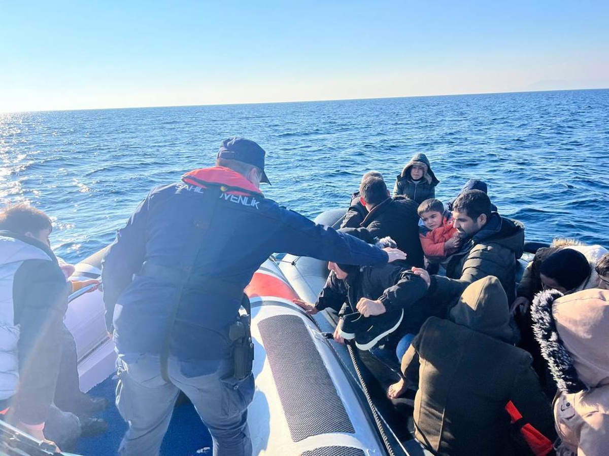İzmir açıklarında 113 düzensiz göçmen kurtarıldı, 37 göçmen yakalandı