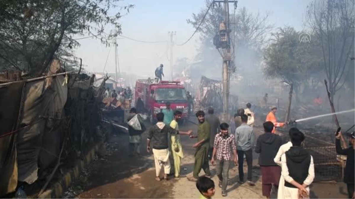 Pakistan\'ın Karaçi kentinde çıkan yangında 200 baraka kullanılamaz hale geldi
