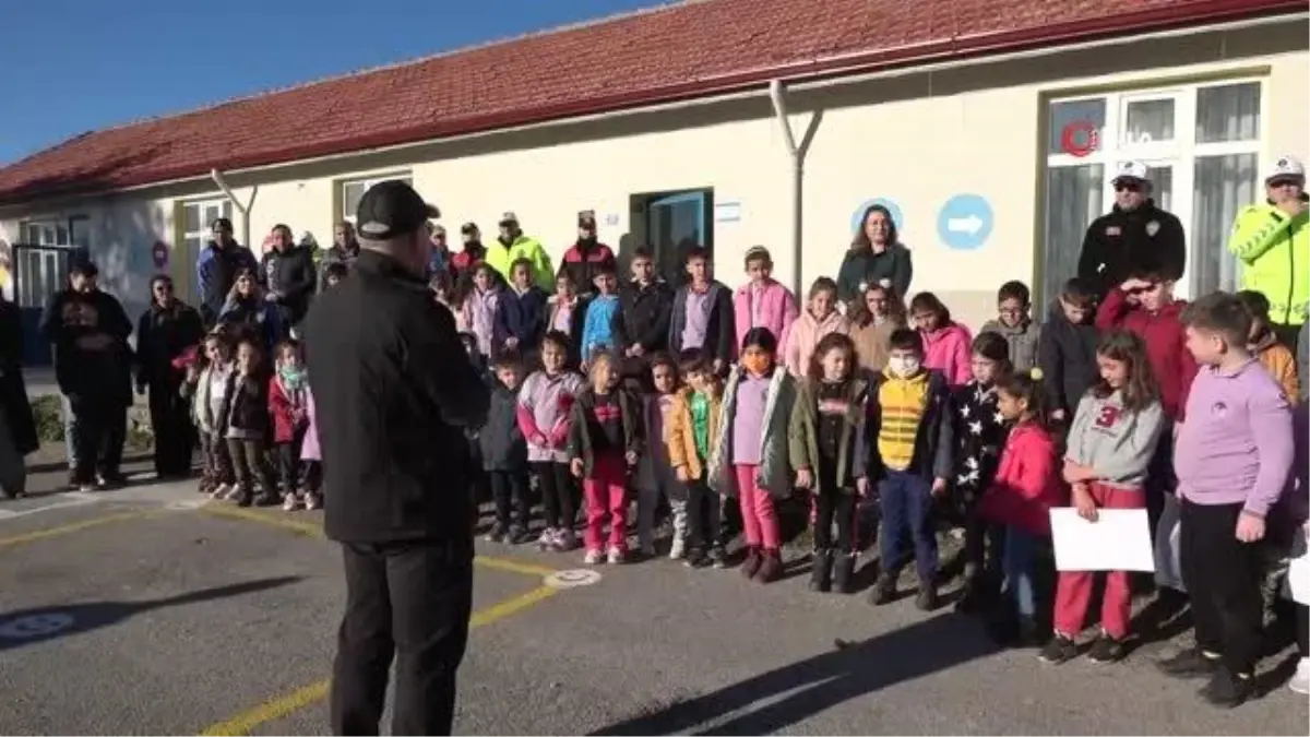 Sinop\'ta köy okullarındaki çocuklara polislik mesleği tanıtılıyor