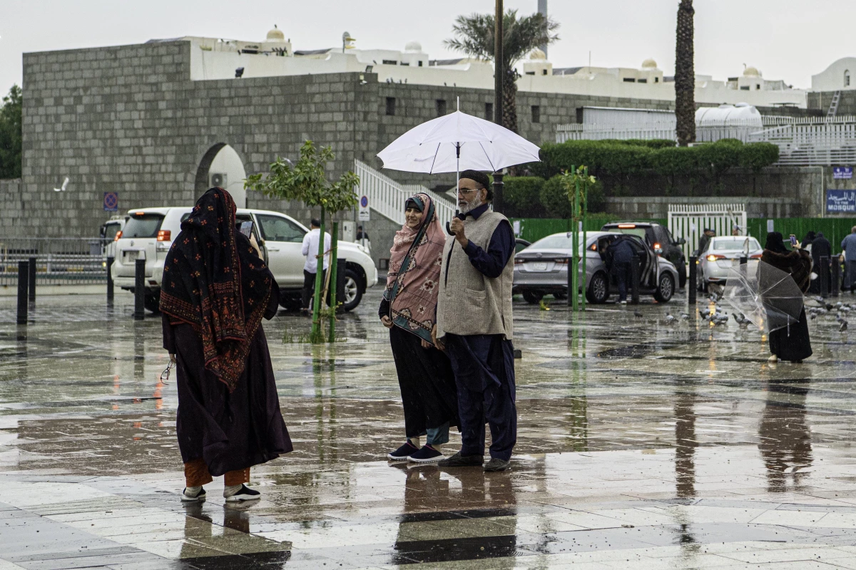Suudi Arabistan\'ın bazı bölgelerinde aşırı yağış nedeniyle çevirim içi eğitim kararı alındı