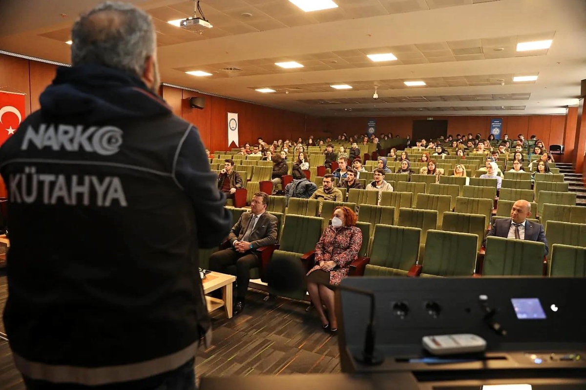 Tıp Fakültesi öğrencilerine \'Narko gençlik eğitimi\' verildi