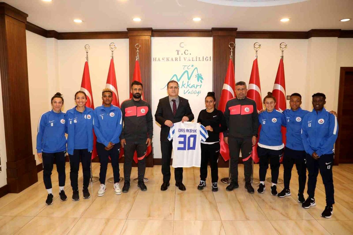 Vali Akbıyık kadın takımını makamında kabul etti