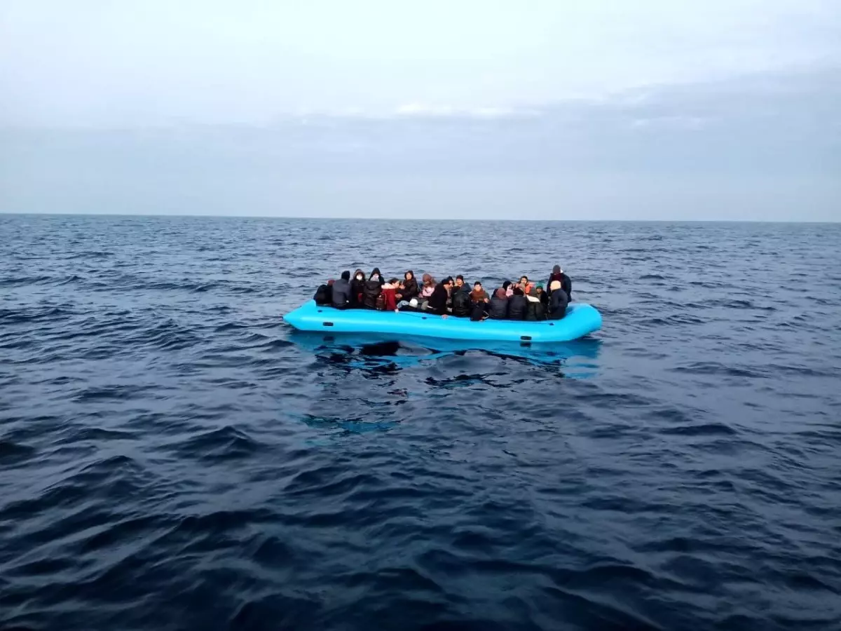 Yunan unsurları tarafından ölüme terk edilen 61 kaçak göçmen kurtarıldı