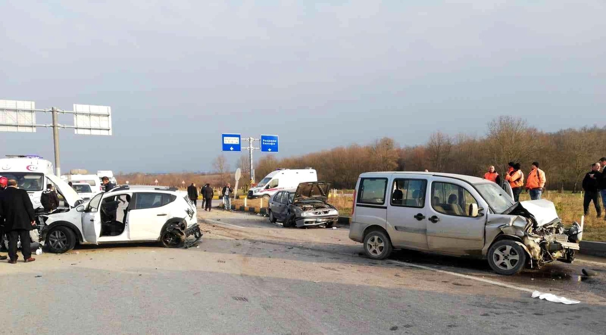 Aniden yola çıkınca zincirleme kazaya neden oldu: 6 yaralı
