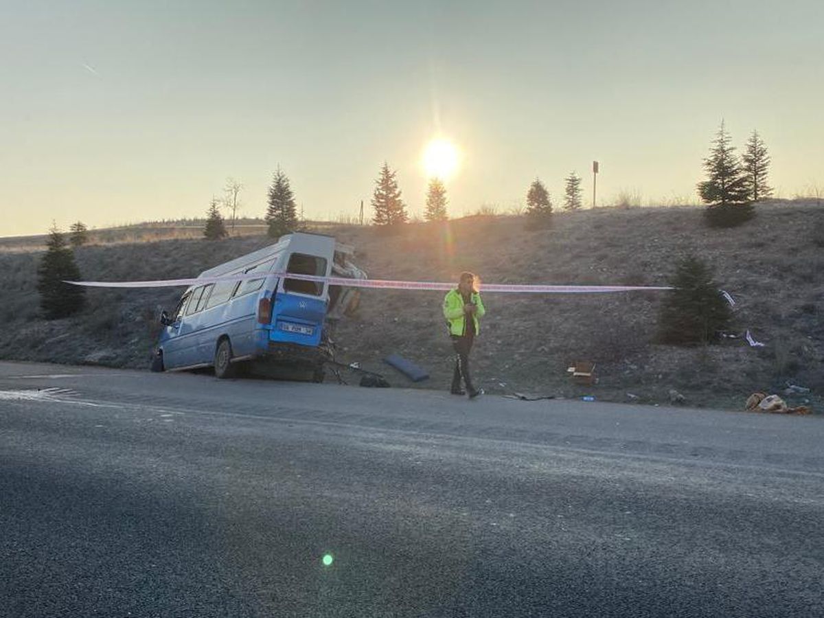 Ankara\'da iki servis aracının karıştığı kazada 10 kişi yaralandı