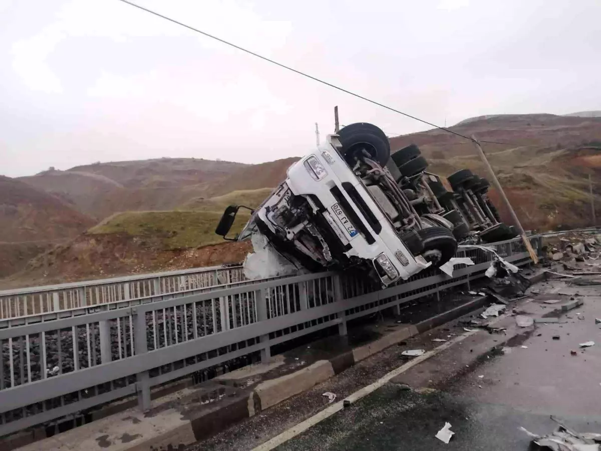 Asfalt yüklü tır devrildi: 1 yaralı