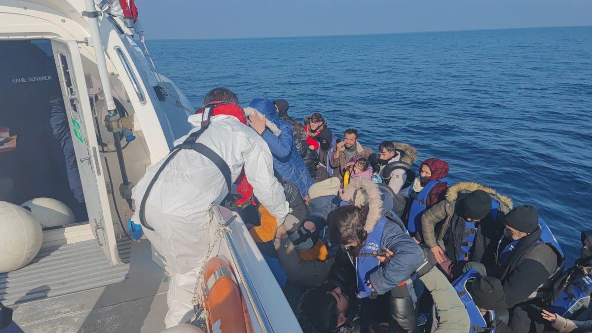 Çanakkale açıklarında düzensiz göçmen operasyonları