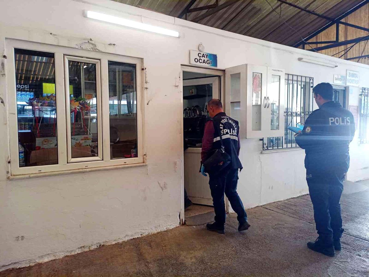 Çay evinde para bulamayan hırsızlar çikolata ve gazoz çaldı