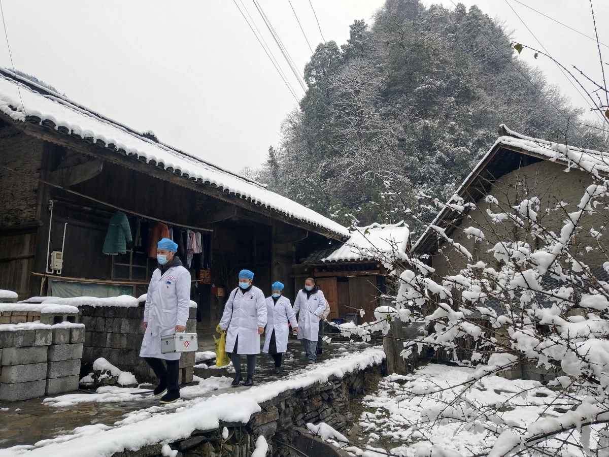 Çin\'de Kırsal Kesimdeki Doktorlar Kovid ile Mücadele Kapsamında Aileleri Ziyaret Ediyor