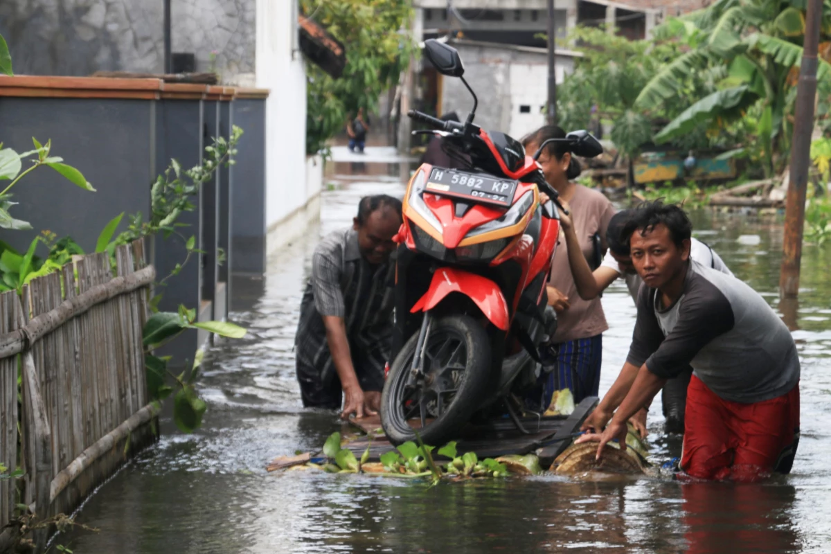 Endonezya\'da Sele Kapılan Motosiklet Salla Tahliye Edildi