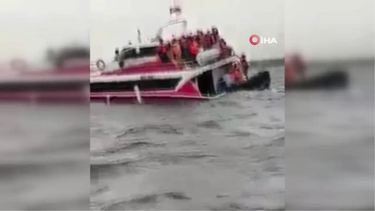 Endonezya\'da turist teknesi battı, 34 kişi denize atladı