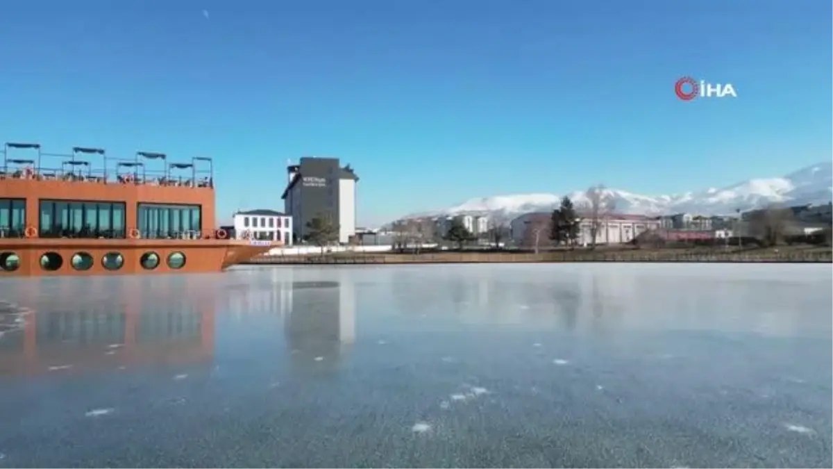 Erzurum\'da bir park içerisinde bulunan göl buz tuttu