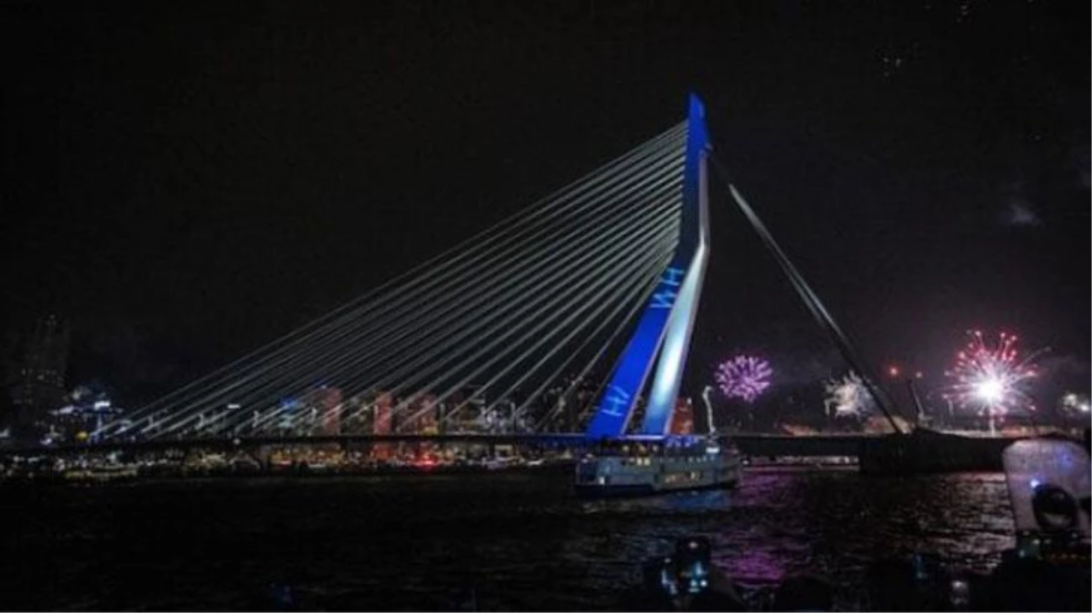 Hollanda\'da yeni yıl kutlamalarında köprüye ırkçı ifadeler yansıtıldı