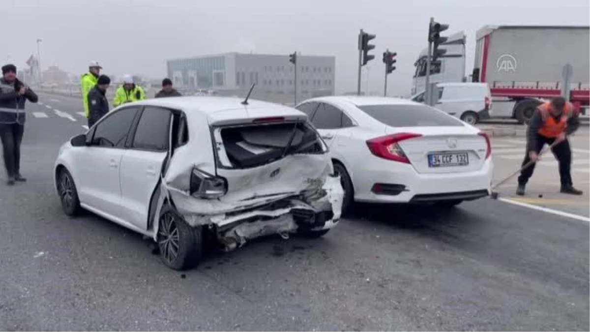 İki otomobilin çarpışması sonucu 4 kişi yaralandı