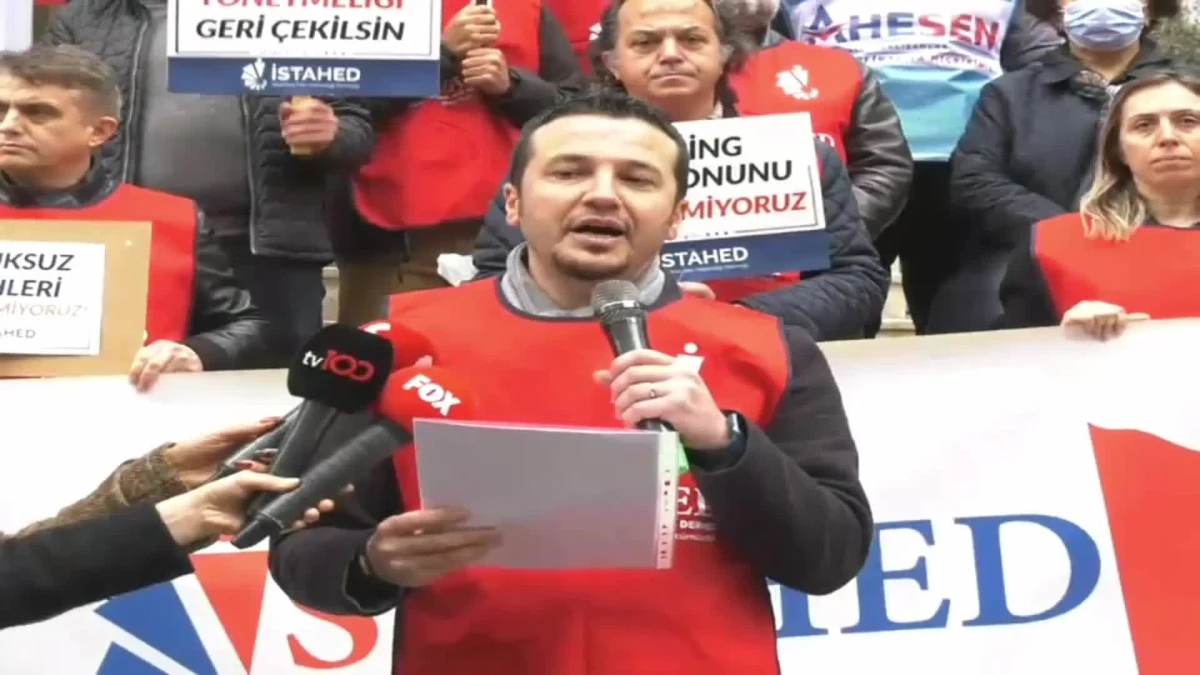İstanbul\'da Sağlıkçılar, Bazı Aile Hekimlerinin Sözleşmelerinin Hiçbir Tebligat Yapılmadan Feshedilmesini Protesto Etti: "Yapılan Tam Bir Hukuk...