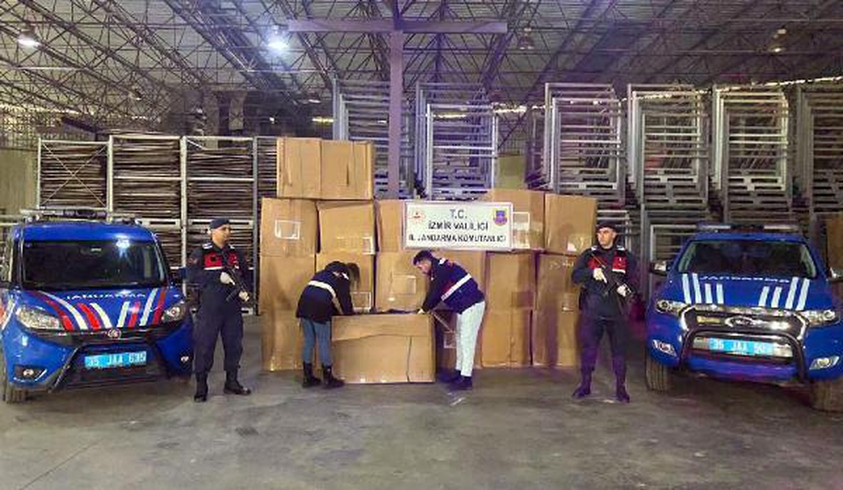İzmir\'de 39,6 ton kaçak tütün ele geçirildi: 2 gözaltı