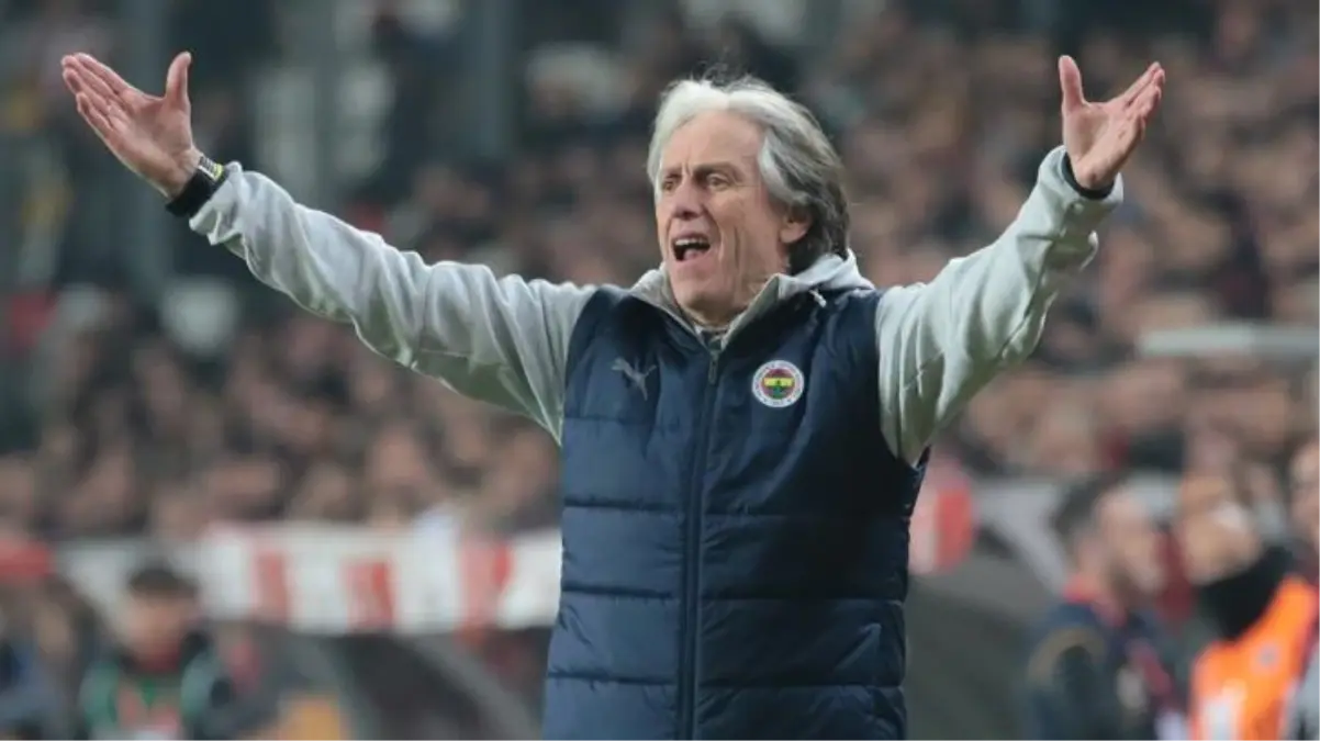Fenerbahçe\'nin teknik patronu Jesus, Galatasaray derbisine dair sorulan soruyu yanıtladı: Bizim için diğer maçlarla aynı, normal bir maç