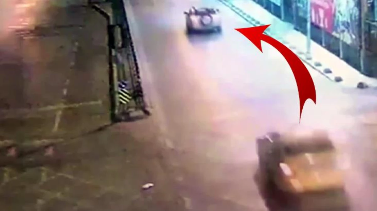 Kadıköy\'de sarı dehşet! İki kadının peşine takılıp araçlarına çarptı
