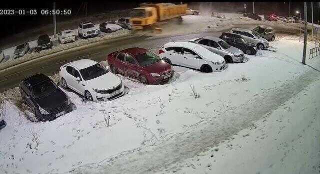 Kamyon şoförü uyuyakaldı, park halindeki araçları biçti