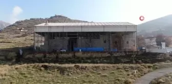 Kapının üzerindeki motiflerin anlatımı 1 buçuk saat sürüyor