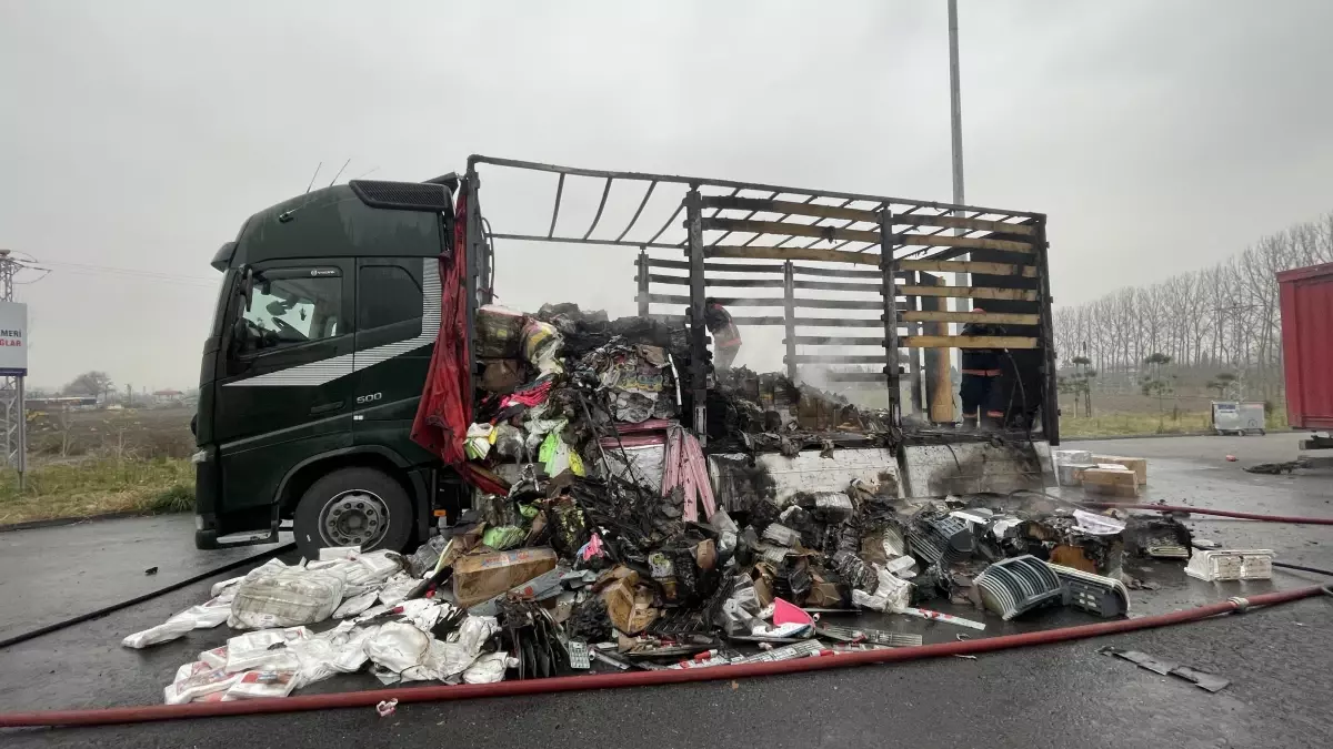 Kuzey Marmara Otoyolu\'nda yangın çıkan tırda hasar oluştu