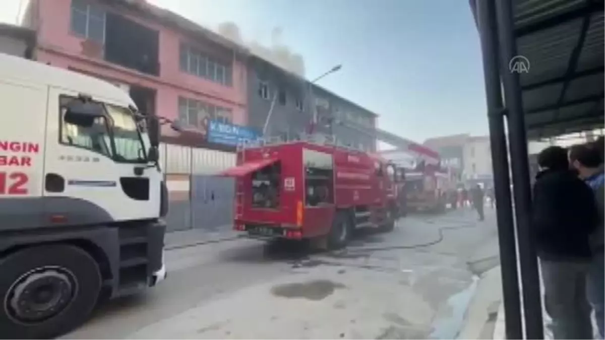 Mobilya döşeme atölyesinde çıkan yangın söndürüldü