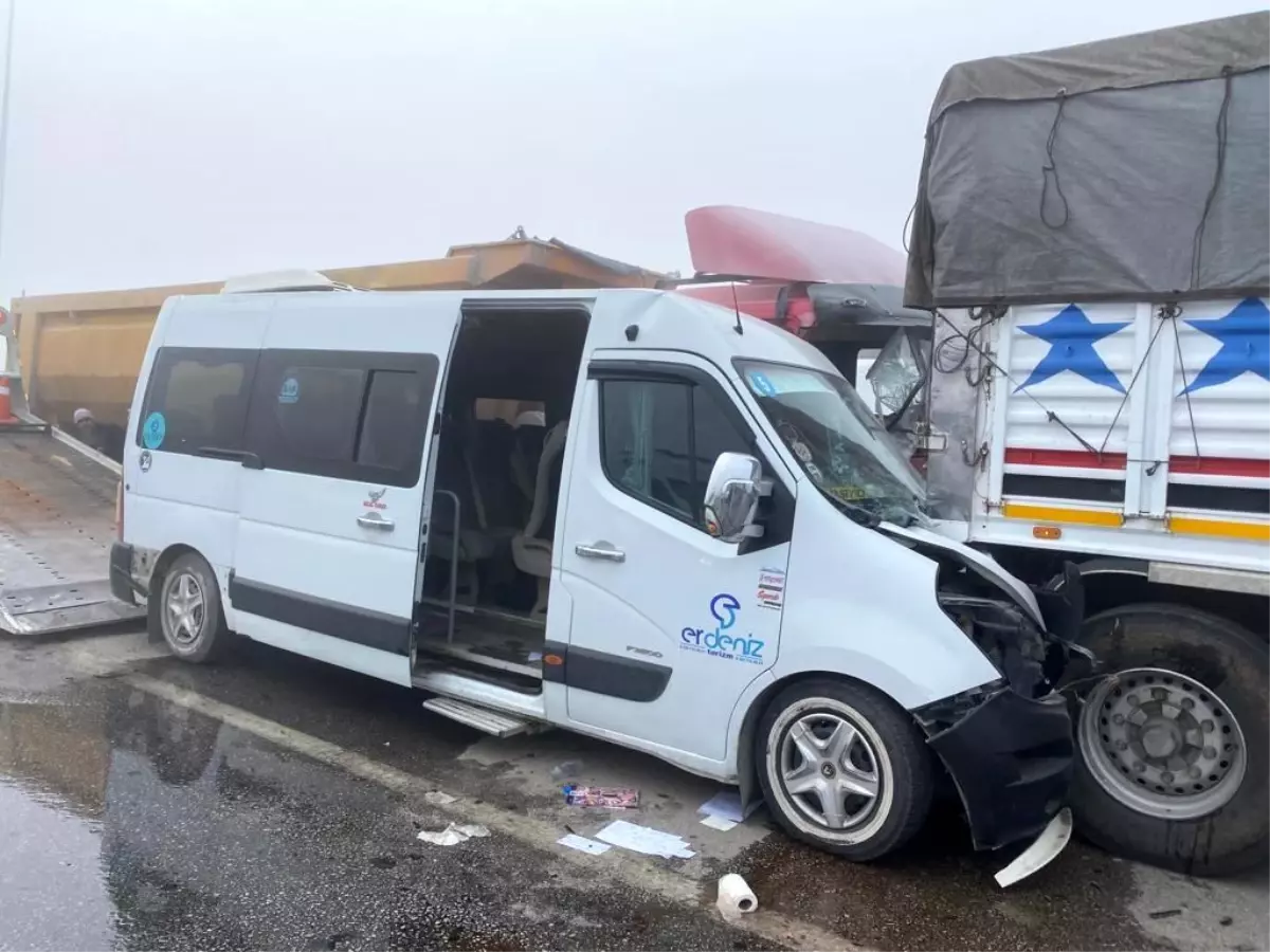 Okul servisi zincirleme kazaya karıştı: 18\'i öğrenci 19 yaralı