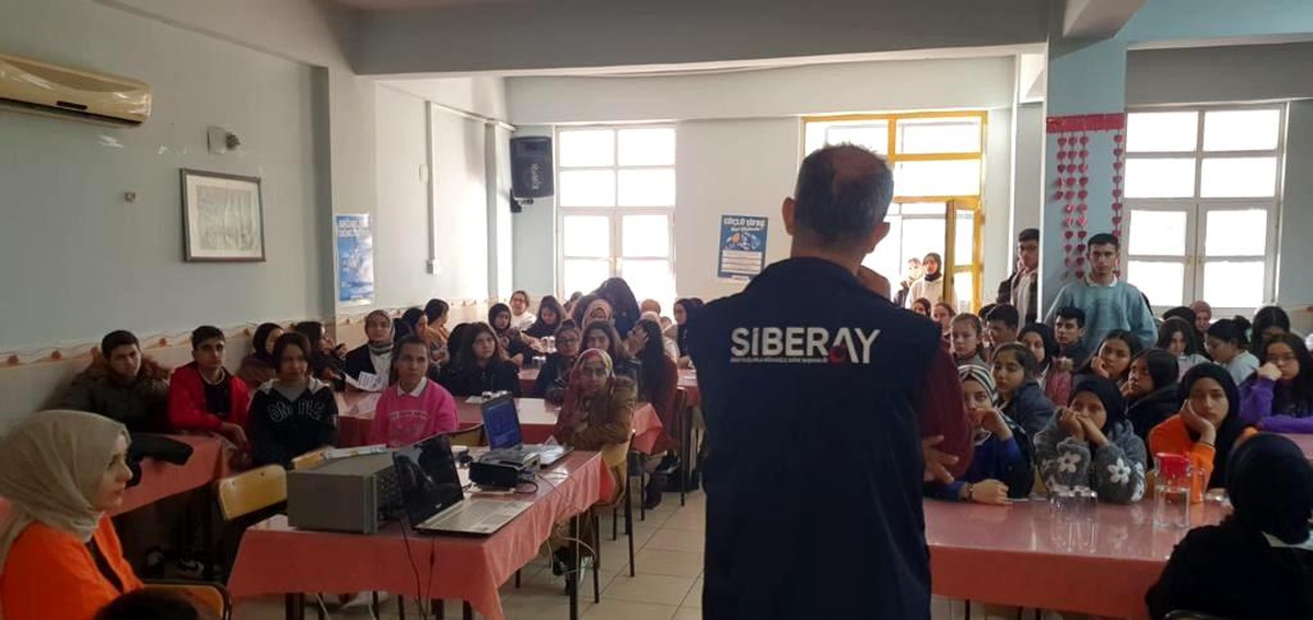 Osmaniye\'de polisten siber zorbalık ve teknoloji bağımlılığı eğitimi