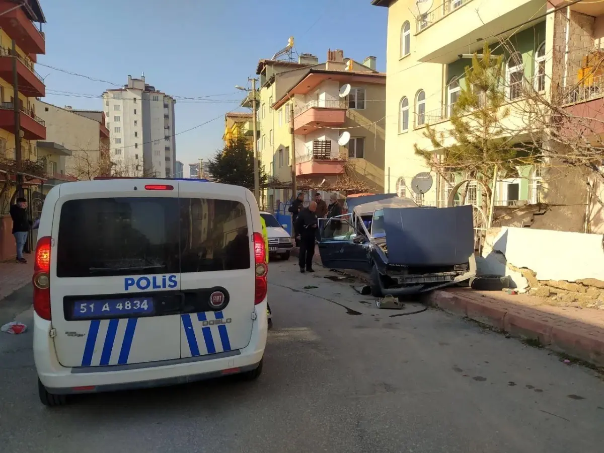 POLİSTEN KAÇAN EHLİYETSİZ SÜRÜCÜ KAZA YAPTI 3 YARALI