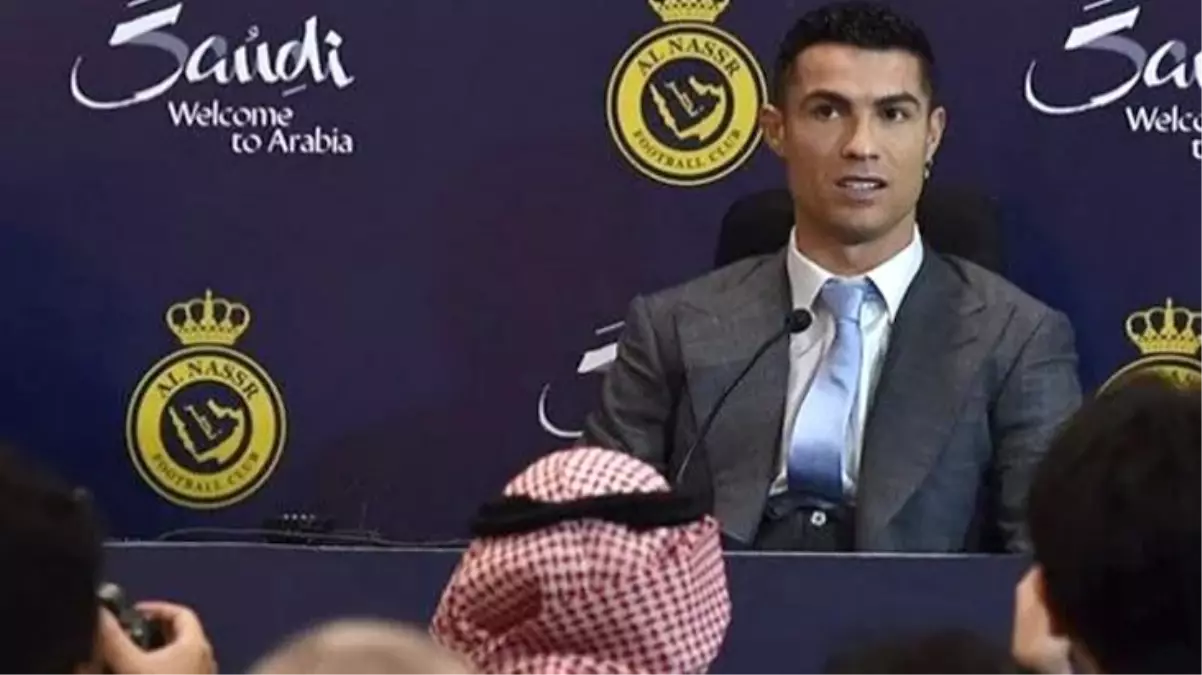 Suudi Arabistan takımı Al Nassr\'a transfer olan Cristiano Ronaldo\'dan imza töreninde büyük gaf: Güney Afrika\'ya gelmek kariyerimin sonu değil