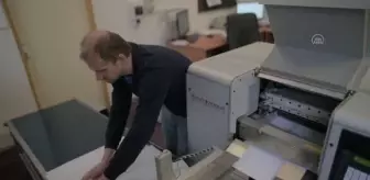 Slovakya'daki 'Braille (Kabartma Alfabe)' kütüphanesinde görme engelliler için kitap üretimi yapılıyor