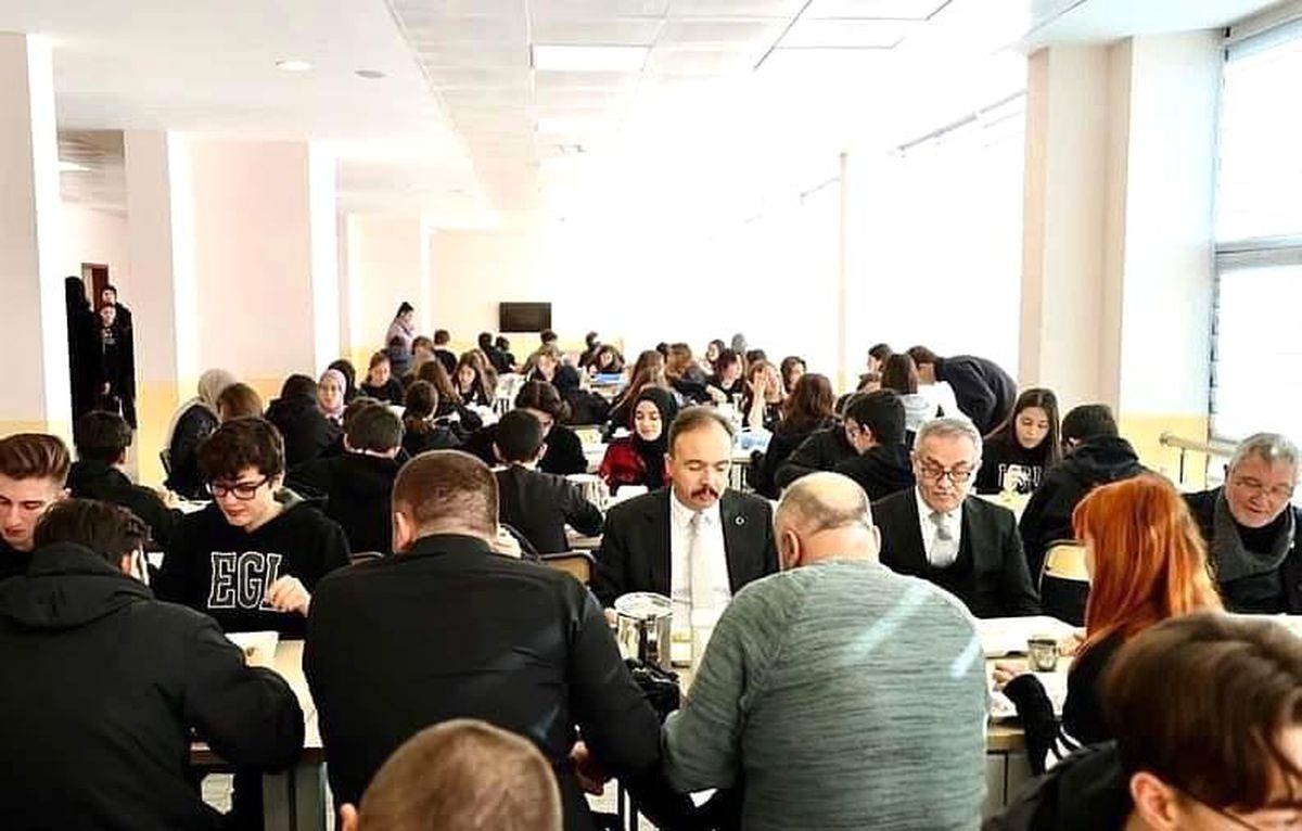 Valinin jestine öğrencilerden kahve daveti