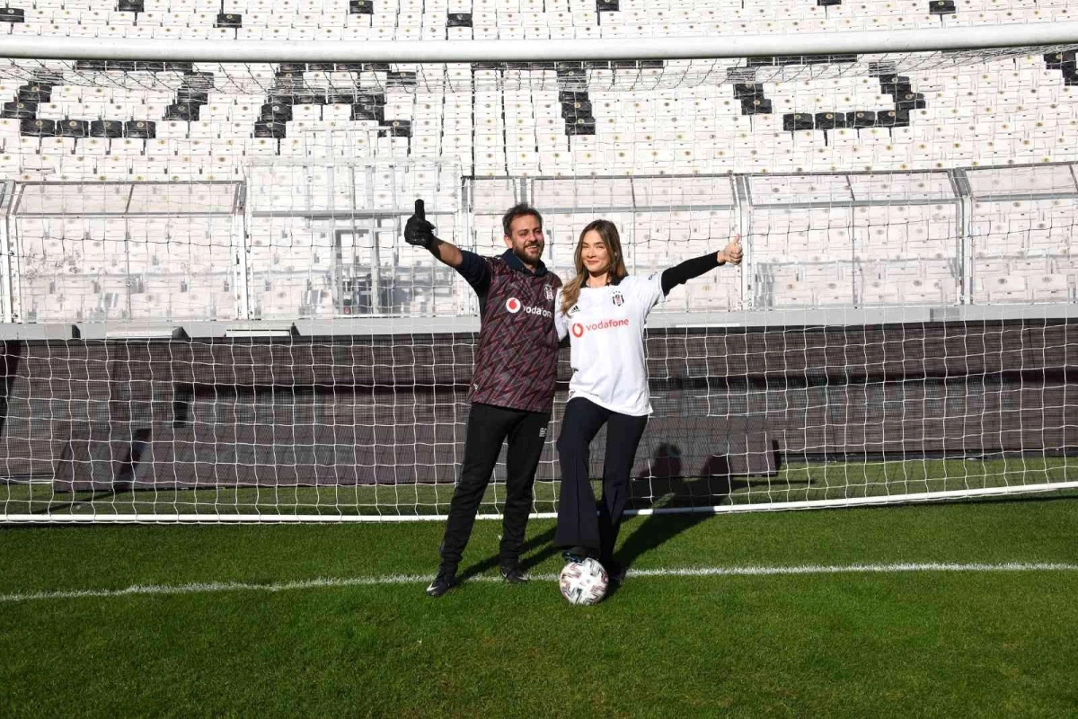Vodafone\'un desteklediği kız futbolcular, ünlü isimlerle penaltı atışı yaptı