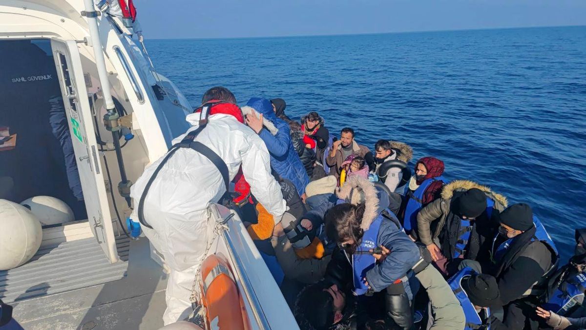 Ayvacık açıklarında 46 kaçak göçmen yakalandı