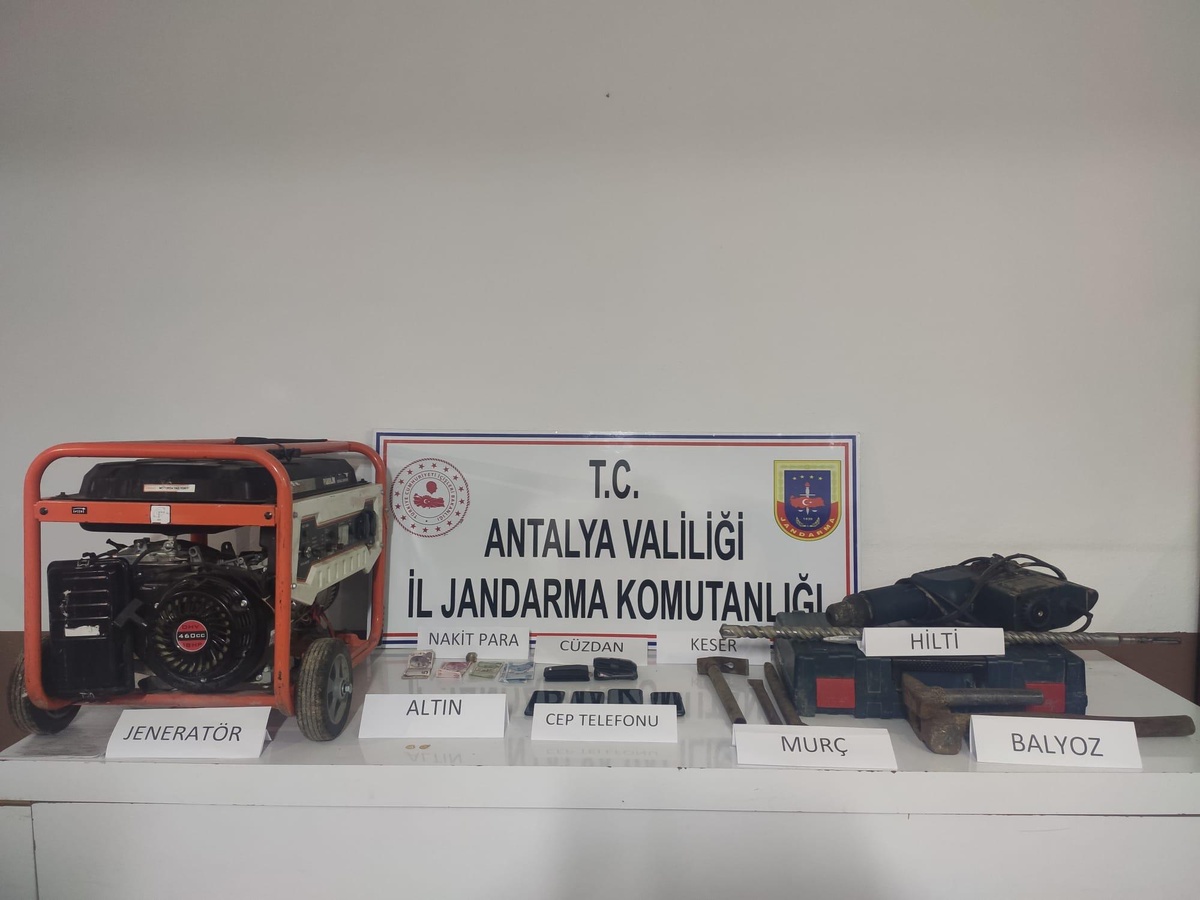 Antalya\'da kaçak kazı yapan 12 zanlı suçüstü yakalandı