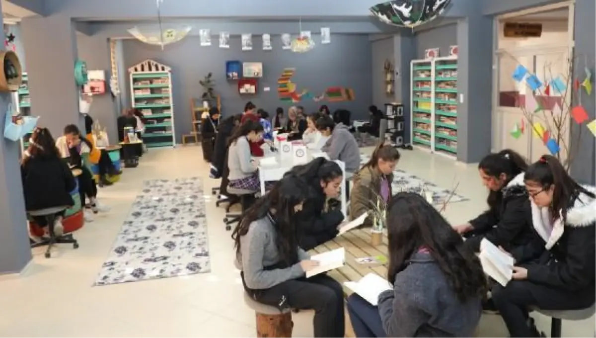 ATIK MALZEMELERLE YAPILAN KÜTÜPHANELER, ÖĞRENCİLERİN İLGİSİNİ ÇEKİYOR