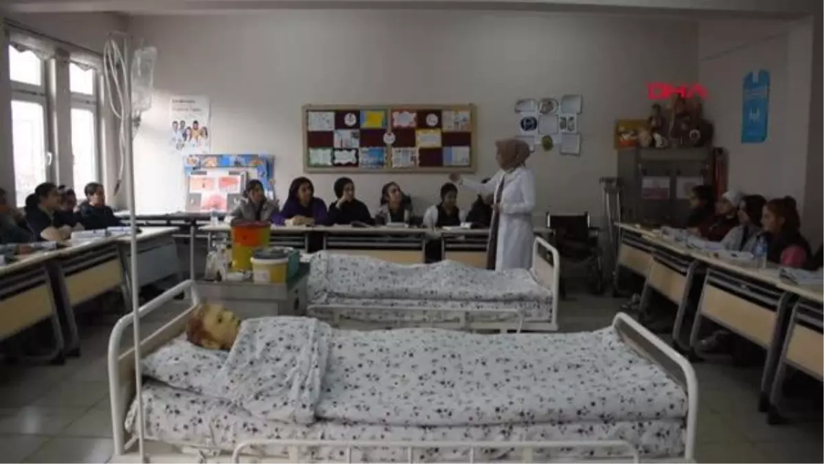 BATMAN\'DA MESLEK LİSESİ ÖĞRENCİLERİ, HASTA VE YARDIMA MUHTAÇ YAŞLILARIN BAKIMINI YAPIYOR